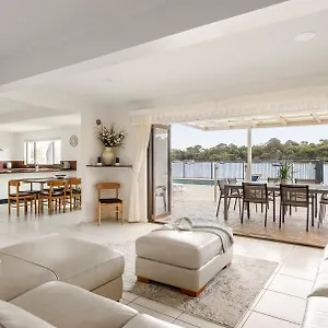 Holiday home Breathtaking River Views On Parade, Noosa Heads